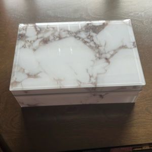 I have 2 jewlery boxes one in white the other in pink